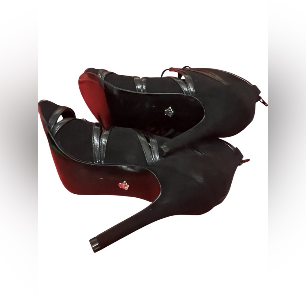 Solo Black Heels Modern Elegance Sleek Design